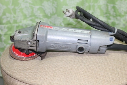 เครื่องเจียร์ไฟฟ้าMAKITA 9500NB ขนาด4 นิ้ว สภาพดีมากๆพร้อมใช้ครับ เครื่องเจียร์ไฟฟ้าMAKITA 9500NB ขนาด4 นิ้ว สภาพดีมากๆพร้อมใช้ครับ
