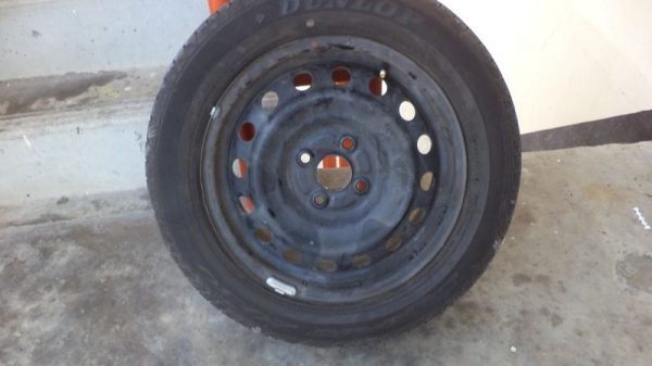 ต้องการขายล้อกระทะพร้อมยางมีฝาตบ  ยาง DUNLOP 185/60/15 ปี12