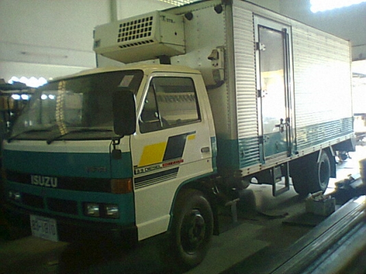 ขาย 6 ล้อบรรทุกตู้เย็น NPR 115 ปี 36 กระบะยาว 4.30 เมตร เกียร์สั้น คัสซีสวยมาก เก๋งบางเดิม เครื่องแห้ง แอร์เย็น ยางเต็ม ทะเบียนพร้อโอน