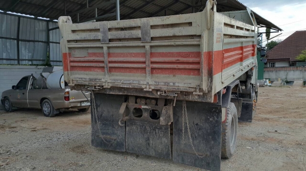 6ล้อดั้ม2คัน..รถสวยมากๆสวยจริงๆเดิมๆตกแต่งสวย เจ้าของดูแลอย่างดี...HINO FF 195แรงและFG 220แรง..