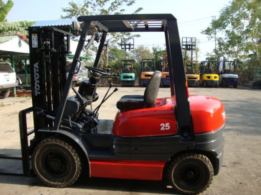 +++ ขายโฟล์คลิฟท์  TOYOTA 6FD25  ขนาด  2.5  ตัน  เครื่องยนต์ดีเซล 2Z   เสา  3  เมตร  เกียร์ธรรมดา  งา 1,070  มม.  ยางตันครับ