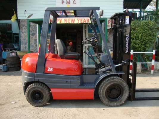 +++ ขายโฟล์คลิฟท์  TOYOTA 6FD25  ขนาด  2.5  ตัน  เครื่องยนต์ดีเซล 2Z   เสา  3  เมตร  เกียร์ธรรมดา  งา 1,070  มม.  ยางตันครับ