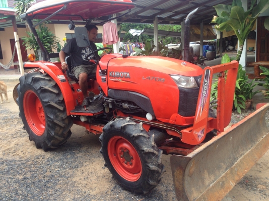 รถไถ KUBOTA L4708 (ราคา395,000 บาท) มีภาพวีดีโอ อายุการใช้งาน 1,508 พร้อมอุปกรณ์ 3 รายการ ผานดันหน้า