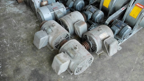 ** เหลือ2 ตัว ** มอเตอร์ TOSHIBA 7.5 HP. 380 V. 1450 RPM. JAPAN วิ่งเงียบ มี 4 ลูก 089-2499-123 นครปฐม