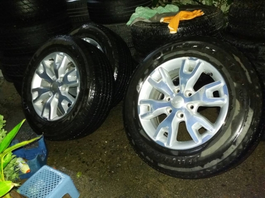 ล้อ ford ขอบ 18 พร้อมยางชุดล่ะ 15,000