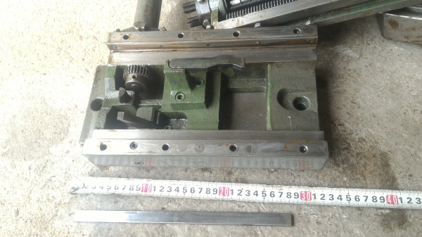 ชุดรางเลื่อน เข้า-ออกได้ ด้วยการหมุนก้านที่ต่อออกมา ด้านบนทีป้อนยึดแบบหกเหลี่ยมหมุนเปลี่ยนมุมได้