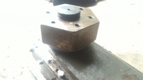 ชุดรางเลื่อน เข้า-ออกได้ ด้วยการหมุนก้านที่ต่อออกมา ด้านบนทีป้อนยึดแบบหกเหลี่ยมหมุนเปลี่ยนมุมได้