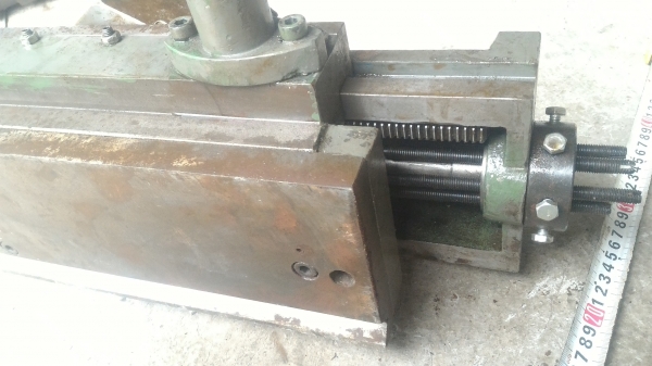 ชุดรางเลื่อน เข้า-ออกได้ ด้วยการหมุนก้านที่ต่อออกมา ด้านบนทีป้อนยึดแบบหกเหลี่ยมหมุนเปลี่ยนมุมได้