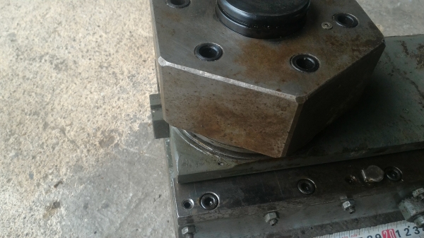 ชุดรางเลื่อน เข้า-ออกได้ ด้วยการหมุนก้านที่ต่อออกมา ด้านบนทีป้อนยึดแบบหกเหลี่ยมหมุนเปลี่ยนมุมได้