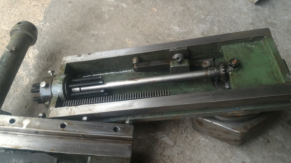 ชุดรางเลื่อน เข้า-ออกได้ ด้วยการหมุนก้านที่ต่อออกมา ด้านบนทีป้อนยึดแบบหกเหลี่ยมหมุนเปลี่ยนมุมได้