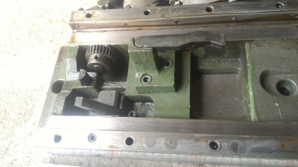 ชุดรางเลื่อน เข้า-ออกได้ ด้วยการหมุนก้านที่ต่อออกมา ด้านบนทีป้อนยึดแบบหกเหลี่ยมหมุนเปลี่ยนมุมได้