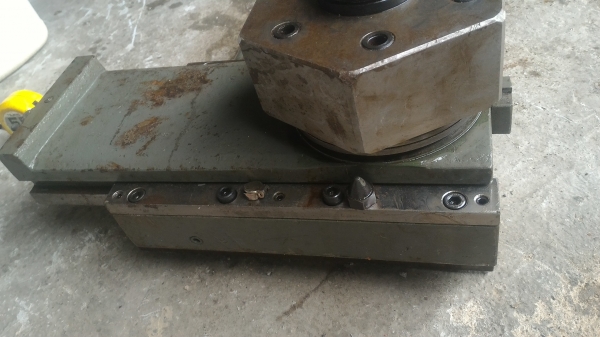 ชุดรางเลื่อน เข้า-ออกได้ ด้วยการหมุนก้านที่ต่อออกมา ด้านบนทีป้อนยึดแบบหกเหลี่ยมหมุนเปลี่ยนมุมได้