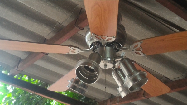 ชุดโครมไฟพร้อมพัดลมติดเพดานจากญี่ปุ่นสวยๆ โครมไฟมีสีดวงใช้หลอดแบบเกลี่ยวทั่วไฟของบ้านเราหมุนใส่ได้เลย