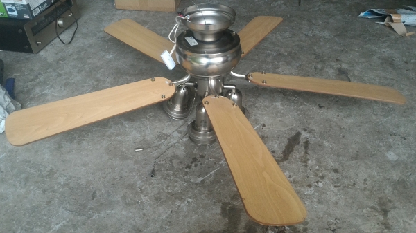 ชุดโครมไฟพร้อมพัดลมติดเพดานจากญี่ปุ่นสวยๆ โครมไฟมีสีดวงใช้หลอดแบบเกลี่ยวทั่วไฟของบ้านเราหมุนใส่ได้เลย