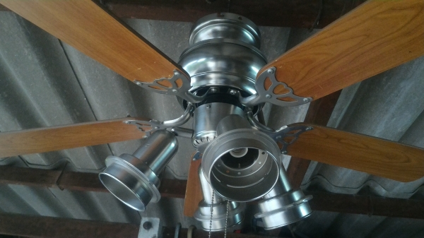 ชุดโครมไฟพร้อมพัดลมติดเพดานจากญี่ปุ่นสวยๆ โครมไฟมีสีดวงใช้หลอดแบบเกลี่ยวทั่วไฟของบ้านเราหมุนใส่ได้เลย