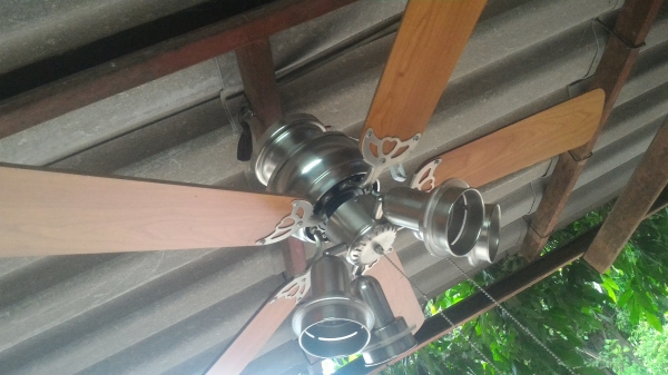 ชุดโครมไฟพร้อมพัดลมติดเพดานจากญี่ปุ่นสวยๆ โครมไฟมีสีดวงใช้หลอดแบบเกลี่ยวทั่วไฟของบ้านเราหมุนใส่ได้เลย