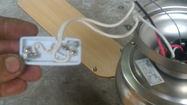 ชุดโครมไฟพร้อมพัดลมติดเพดานจากญี่ปุ่นสวยๆ โครมไฟมีสีดวงใช้หลอดแบบเกลี่ยวทั่วไฟของบ้านเราหมุนใส่ได้เลย