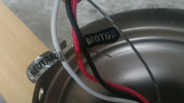 ชุดโครมไฟพร้อมพัดลมติดเพดานจากญี่ปุ่นสวยๆ โครมไฟมีสีดวงใช้หลอดแบบเกลี่ยวทั่วไฟของบ้านเราหมุนใส่ได้เลย