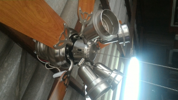 ชุดโครมไฟพร้อมพัดลมติดเพดานจากญี่ปุ่นสวยๆ โครมไฟมีสีดวงใช้หลอดแบบเกลี่ยวทั่วไฟของบ้านเราหมุนใส่ได้เลย