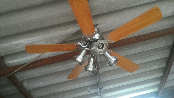 ชุดโครมไฟพร้อมพัดลมติดเพดานจากญี่ปุ่นสวยๆ โครมไฟมีสีดวงใช้หลอดแบบเกลี่ยวทั่วไฟของบ้านเราหมุนใส่ได้เลย