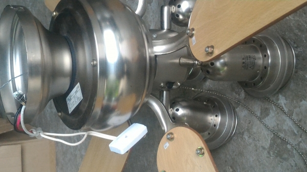 ชุดโครมไฟพร้อมพัดลมติดเพดานจากญี่ปุ่นสวยๆ โครมไฟมีสีดวงใช้หลอดแบบเกลี่ยวทั่วไฟของบ้านเราหมุนใส่ได้เลย