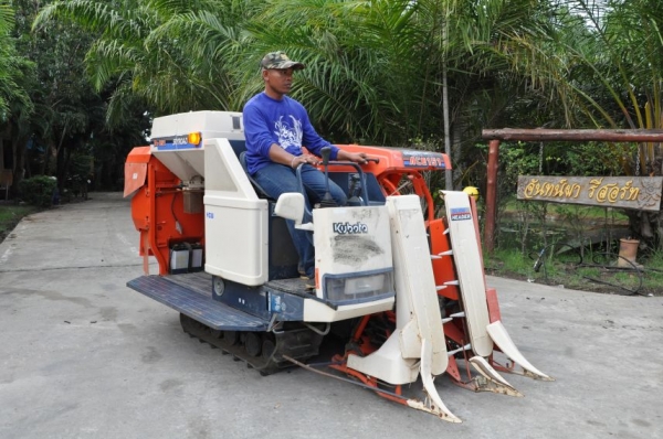 ขายรถเกี่ยว นวดข้าวkubota R1-151 ดีเซล3สูบ แรง สวยเดิมจากญี่ปุ่น 65,000เท่านั้น!!