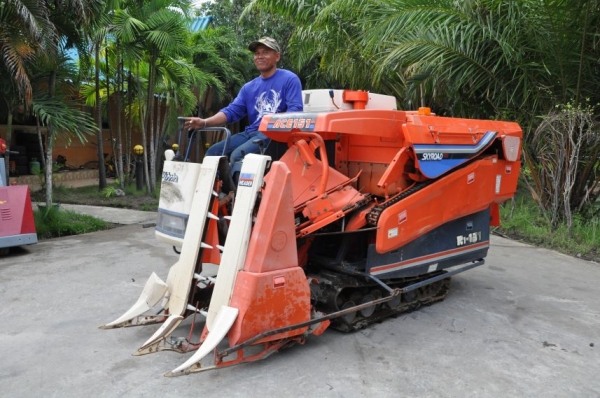 ขายรถเกี่ยว นวดข้าวkubota R1-151 ดีเซล3สูบ แรง สวยเดิมจากญี่ปุ่น 65,000เท่านั้น!!