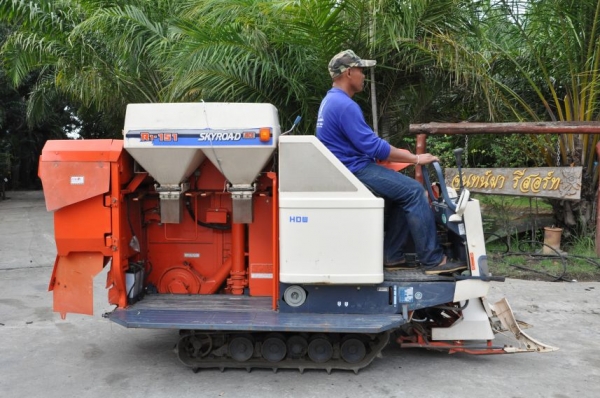 ขายรถเกี่ยว นวดข้าวkubota R1-151 ดีเซล3สูบ แรง สวยเดิมจากญี่ปุ่น 65,000เท่านั้น!!
