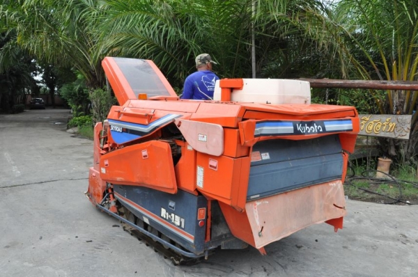 ขายรถเกี่ยว นวดข้าวkubota R1-151 ดีเซล3สูบ แรง สวยเดิมจากญี่ปุ่น 65,000เท่านั้น!!