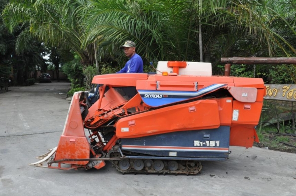 ขายรถเกี่ยว นวดข้าวkubota R1-151 ดีเซล3สูบ แรง สวยเดิมจากญี่ปุ่น 65,000เท่านั้น!!