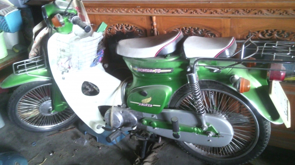 ขายรถมอเตอร์ไซ  ฮฮนด้า   ซี70มีทะเบียนพร้อมโอนสนใจ0816129298