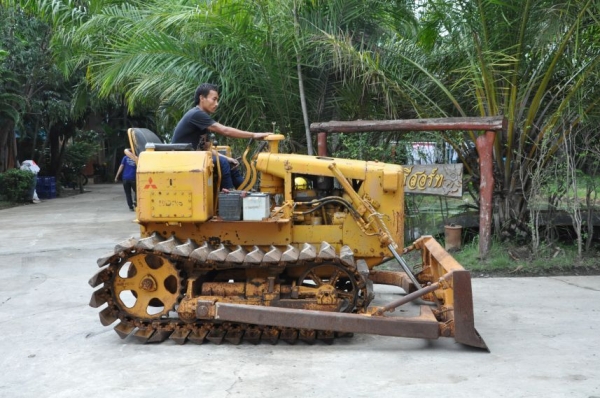 ขายรถดัน แทรกเตอร์ตีนตะขาบMITSUBISHI BD2D ใบมีดสภาพสวยเดิมจากญี่ปุ่น ขายถูกๆ149,000บาท!!!