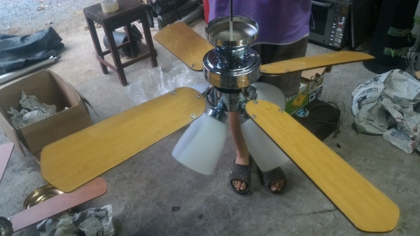 ชุดพัดลมโครมไฟประดับบ้านสวยๆ ใบพัดไม้จำนวนสี่ใบ และโครมไฟส่องสวาง 4 ดวง