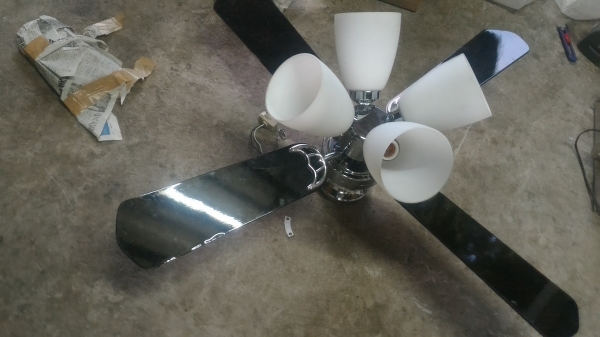 ชุดพัดลมโครมไฟประดับบ้านสวยๆ ใบพัดไม้จำนวนสี่ใบ และโครมไฟส่องสวาง 4 ดวง