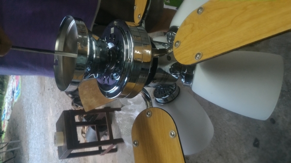 ชุดพัดลมโครมไฟประดับบ้านสวยๆ ใบพัดไม้จำนวนสี่ใบ และโครมไฟส่องสวาง 4 ดวง