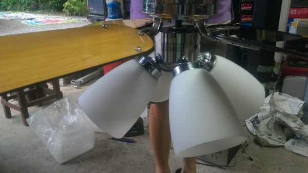 ชุดพัดลมโครมไฟประดับบ้านสวยๆ ใบพัดไม้จำนวนสี่ใบ และโครมไฟส่องสวาง 4 ดวง