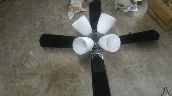 ชุดพัดลมโครมไฟประดับบ้านสวยๆ ใบพัดไม้จำนวนสี่ใบ และโครมไฟส่องสวาง 4 ดวง