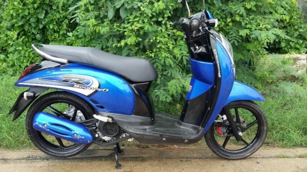 ขาย Honda Scoopy ชุดสสีน้ำเงิน ดำล้อแม็กดำ - เครื่องเดิมๆ ปกติ สตาร์ทเท้า สตาร์ทมือปกติแบตไม่เสื่อม ไฟเลี้ยวซ้าย - ขวา ใช้ได้  - ไฟหน้าลูกแก้ว ไฟท้าย ไฟเบรค ติดปกติ   - ชุดสีเดิมๆ ทะเบียนไม่ขาดต่อ ชุดโอนครับ   - รถอยุ่ ถนนสรงประภา แขวงสีกัน  เขตดอนเมือง ก