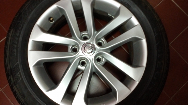 ขายล้อแม็กซ์ของ Nissan Juke 17 นิ้ว พร้อมยางครับ