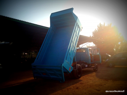 เอาไปใช้งานสวยๆแนววินเทจพร้อมภาพโลโม่เหมาะมากกับคันนี้พร้อมใช้งาน ขายครับ 6 ล้อดั้มพ์ดิน เครื่อง 185 แรงม้า กระบะใหม่ 4.20 เมตร กว้าง 2.35 เมตร แผงข้างสูง 60 ซม รั้วกล่อง 4x2 ฝาท้าย 2 ชั้น ดั้มพ์ 6 ตัน ยาง 900 ขอบ 20 นิ้ว พร้อมรับประกัน เช็คใหม่ทำใหม่ สวย เอาไปใช้งานสวยๆแนววินเทจพร้อมภาพโลโม่เหมาะมากกับคันนี้พร้อมใช้งาน ขายครับ 6 ล้อดั้มพ์ดิน เครื่อง 185 แรงม้า กระบะใหม่ 4.20 เมตร กว้าง 2.35 เมตร แผงข้างสูง 60 ซม รั้วกล่อง 4x2 ฝาท้าย 2 ชั้น ดั้มพ์ 6 ตัน ยาง 900 ขอบ 20 นิ้ว พร้อมรับประกัน เช็คใหม่ทำใหม่ สวย