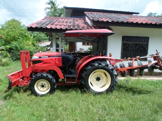 ขายรถไถYanmar EF393Tรถปี57รถบ้านปีเดียวใช้งานน้อยรถสภาพเดิมๆมีอุปกรณ์3ชิ้นใบมีดันหน้า+ผานหลังพรวนดิน+โรตาลี่ตีดิน เจ้าของทำงานเป็นหมออยู่โรงพยาบาลรถใช้งานน้อยไม่มีเวลาขับจอดไว้เฉยๆเลยอยากขายออกเครื่องดีพร้อมลุยงานแรงดีไม่มีตก เกียดี ไฮโดรลิกดีไม่มีเยิ้ม ช