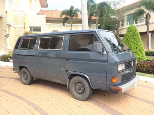 ขายvw t3 ปี1988 เครื่องเดิม หัวฉีด 2100cc เกียร์ธรรมดา ระบายความร้อนด้วยน้ำ มีหม้อน้ำ ขับทางไกลสบาย วิ่งร้อยกว่า แอร์เย็น เครื่องดีมากๆ รถเดิมๆทั้งคันสีเทาเดิม ประวัติดีมากๆครับ เจ้าของมือเดียว คุณลุงอายุ77ปี เป็นผู้บริหารบริษัทใหญ่ มีรถหลายคัน จอดในโรงรถ