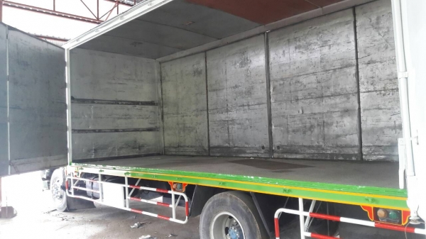 ขายรถบรรทุก6ล้อฮีโน195แรงม้าเป็นสิงห์ไฮเทคตู้10บาน