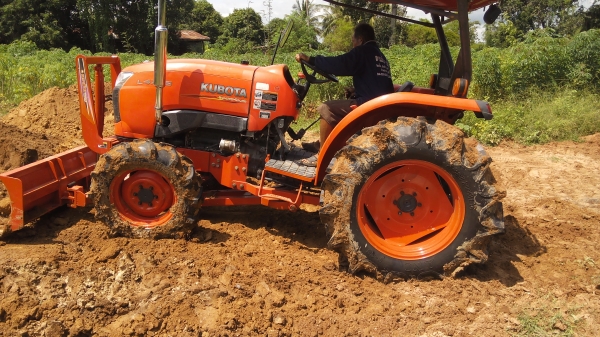 ขายรถไถคูโบต้าL4708 มีใบมีดผาลพรวนโรตารี่ตราช้างพร้อมใช้งานครับ