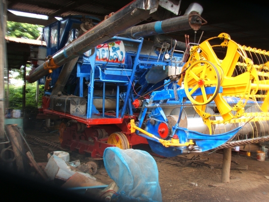 ขายรถเกียวข้าวไทยเส็งยนต์ รุ่นมดตะนอย อุ้ม 2.5 ตัน ตัวเดิน 12 HT นอก ปั้มไดกิ้นส์เบอร์ 23 เครื่องยนต์นิสสัน 230 แรงม้า