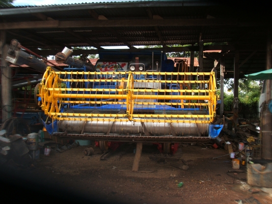 ขายรถเกียวข้าวไทยเส็งยนต์ รุ่นมดตะนอย อุ้ม 2.5 ตัน ตัวเดิน 12 HT นอก ปั้มไดกิ้นส์เบอร์ 23 เครื่องยนต์นิสสัน 230 แรงม้า