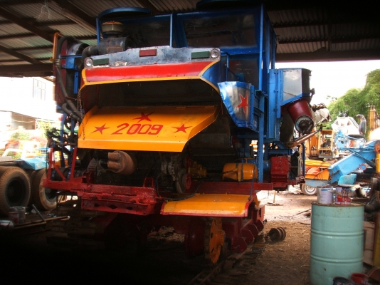 ขายรถเกียวข้าวไทยเส็งยนต์ รุ่นมดตะนอย อุ้ม 2.5 ตัน ตัวเดิน 12 HT นอก ปั้มไดกิ้นส์เบอร์ 23 เครื่องยนต์นิสสัน 230 แรงม้า