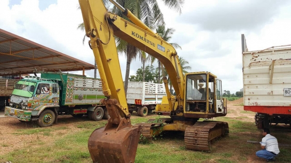 ขายแบคโฮ KOMATSU PC200-3 คอนโทรลสั้น เอกสารเล่มทะเบียนครบ เครื่อง 6D14 เทอร์โบ รถใช้งานได้ปกติ ราคาคุยกันได้ครับ