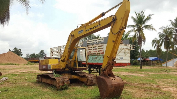 ขายแบคโฮ KOMATSU PC200-3 คอนโทรลสั้น เอกสารเล่มทะเบียนครบ เครื่อง 6D14 เทอร์โบ รถใช้งานได้ปกติ ราคาคุยกันได้ครับ