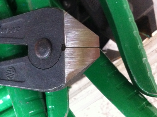 คีมตัด PEAKS จากญี่ปุ่น มีจุดหมุนช่วยผ่อนแรงการตัดตัดลวดโต 3มม.ได้สบายๆ